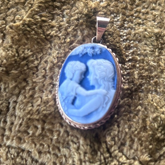 14k gold mother and child Cameo Victorian Pendant